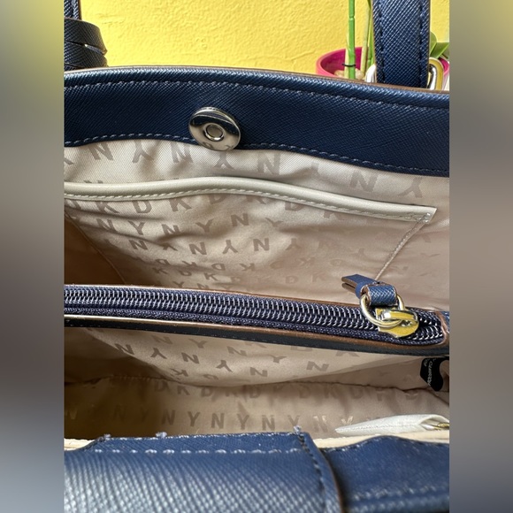 Gorgeous DKNY Banks Satchel - Picture 5 of 9